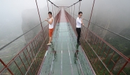В Китае треснул стеклянный мост